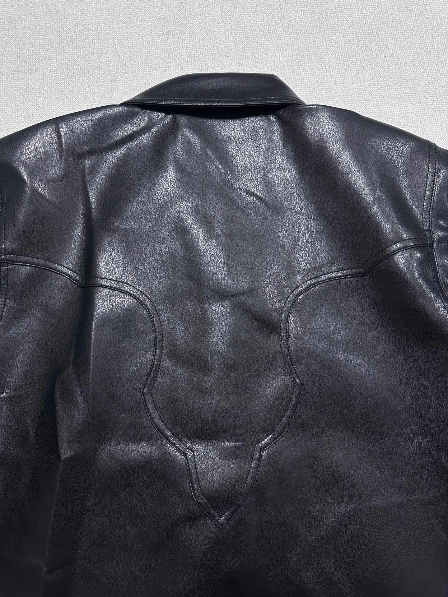 P800 💰 Chrome Heart*/Chrome Heart 24SS CH double-sleeved flame vine embroidered leather jacket. Originally purchased for 84,300, the fabric is custom-woven using black pebbled composite two-layer sheepskin material, custom-made silk jacquard logo lining, embroidery is processed using TAJIMA machine, appliqué embroidery technology, back imported template machine shape, customized genuine leather trademark, customized genuine leather size, customized 5.8cm metal logo mark, customized 18mm four-button buckle, customized 18mm two-button button, a full set of three-label accessories, exclusively produced.  Size：S/M/L